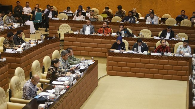 Dirjen Cipta Karya Kementerian Pekerjaan Umum dan Perumahan Rakyat (PUPR) Danis Hidayat Sumadilaga saat mengikuti rapat kerja dengan Komisi V DPR RI di Kompleks Parlemen, Senayan, Jakarta, Rabu (20/11).  [Suara.com/Arya Manggala]