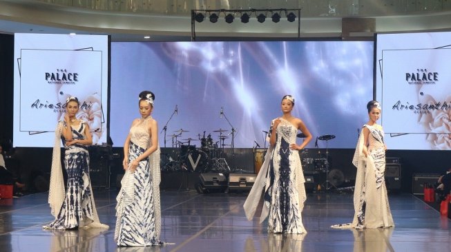 Jewellery fashion show dalam rangka ulang tahun ke-4 Hartono Mall. (Suara.com/Rima Suliastini)