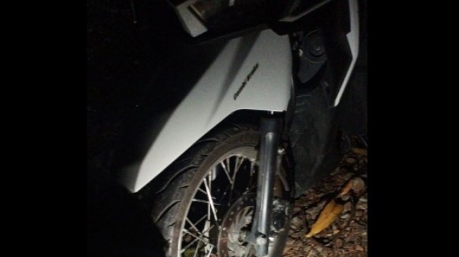 Rem Blong di Turunan Curam, Pemotor Honda Vario Lempar Motor ke Rumah Warga