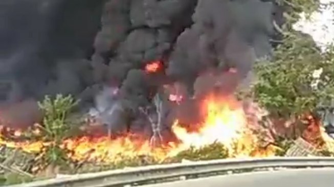 Kebakaran Limbah Plastik Dekat Soetta, Tol Bandara Tak Terganggu