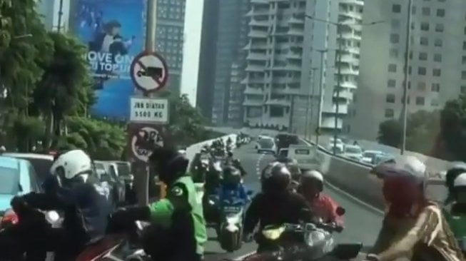 Pengendara Motor Lawan Arah Menuruni Jalan Layang Non Tol. (Instagram/jktinfo)