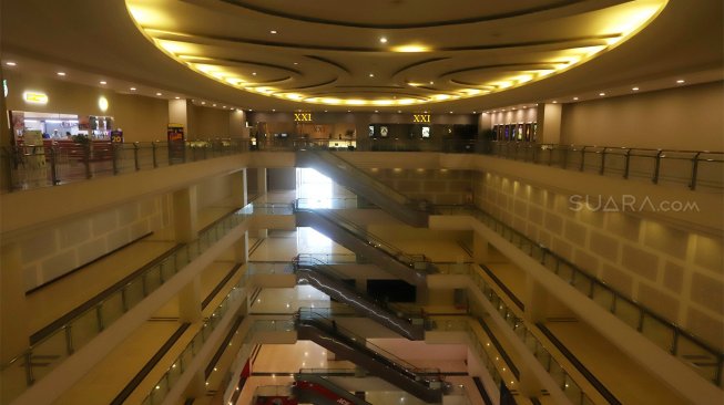 Suasana sepi di Mall Grand Paragon, Jalan Gajah Mada, Jakarta, Kamis (21/11). [Suara.com/Angga Budhiyanto]