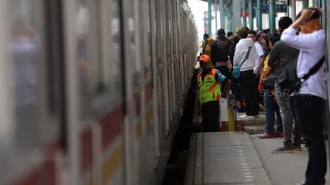 Rangkaian kereta rel listrik (KRL) melintas di jalur rel Stasiun Manggarai, Jakarta, Kamis (21/11). [Suara.com/Angga Budhiyanto]