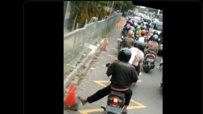 Rekam Pemotor Tendangi Cone, Warganet: Bapak ini Paling Indonesia Banget!