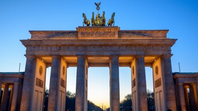 Brandenburg Gate, gerbang kenamaan dan destinasi wisata di Brandenburg. Sebagai ilustrasi bakal lokasi pabrik Tesla Eropa [Shutterstock]. 