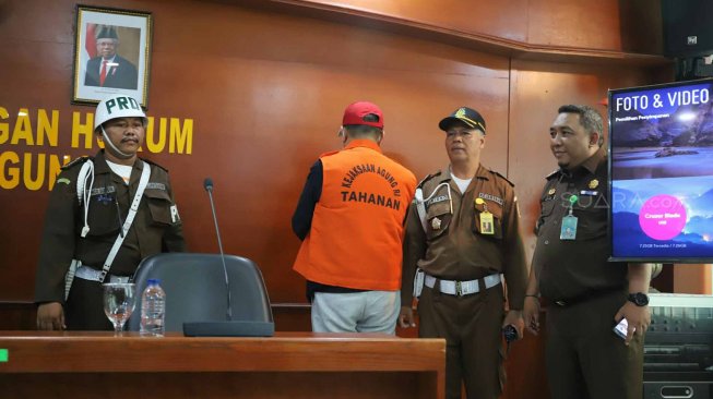 Buronan koruptor Atto Sakmiwata Sampetoding dihadirkan petugas saat konferensi pers pengamanan buronan pelaku kejahatan di Gedung Kejaksaan Agung, Jakarta, Kamis (21/11). [Suara.com/Arya Manggala]
