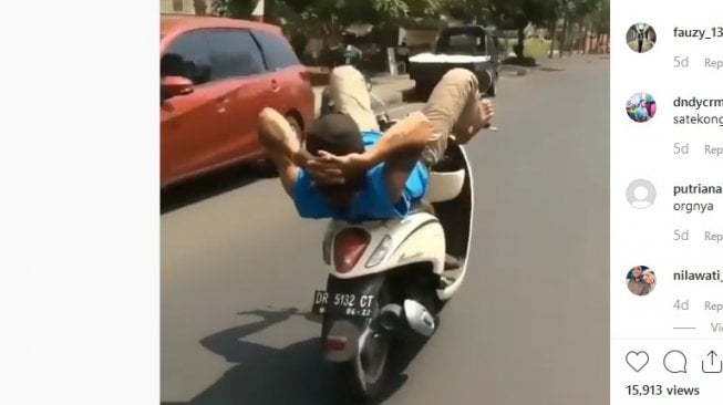 Santai bermotor dengan kaki di setang [Instagram: @newssumbar].