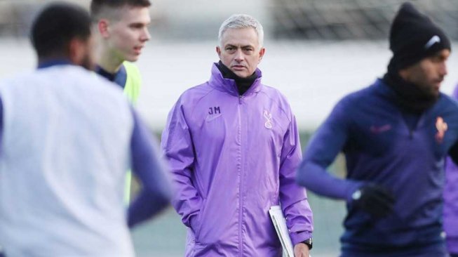 Jose Mourinho saat memimpin latihan perdana bersama Tottenham Hotspur, London, Inggris (20/11).  [Laman resmi Tottenham Hotspur]