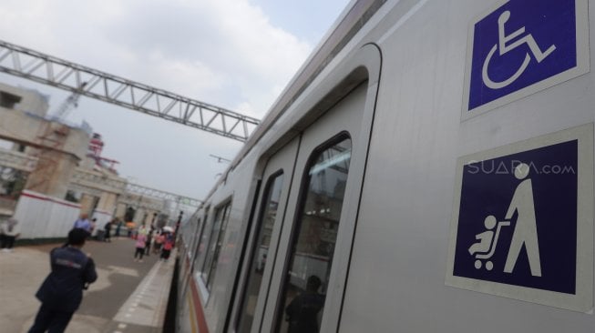 Rangkaian kereta rel listrik (KRL) melintas di jalur rel Stasiun Manggarai, Jakarta, Kamis (21/11). [Suara.com/Angga Budhiyanto]