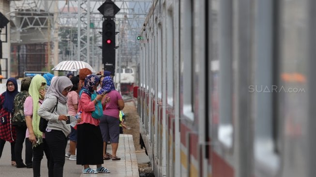 Rangkaian kereta rel listrik (KRL) melintas di jalur rel Stasiun Manggarai, Jakarta, Kamis (21/11). [Suara.com/Angga Budhiyanto]