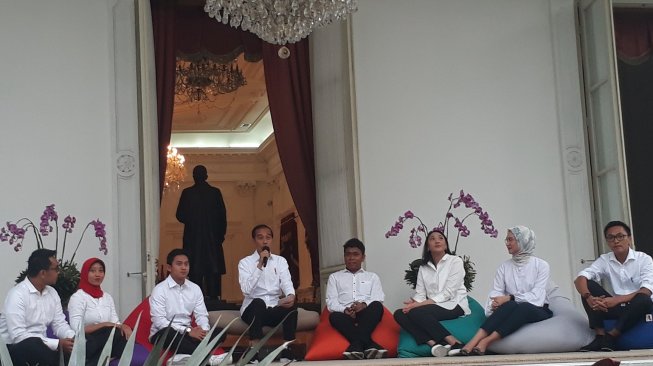 Presiden Jokowi mengumumkan tujuh staf khusus baru di Istana Merdeka, Jakarta. (Suara.com/Ummi Saleh)