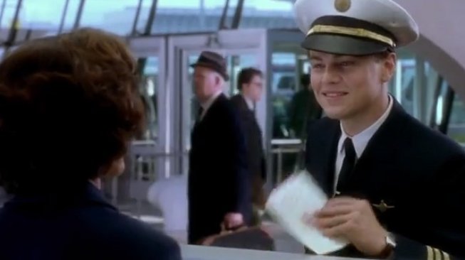 Leonardo DiCaprio saat berakting menyamar jadi pilot. (YouTube)