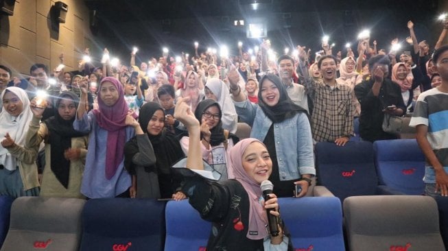 Chiki Fawzi saat nonton bareng film 99 Nama Cinta. [istimewa]