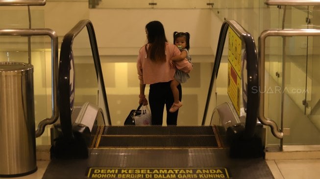 Suasana sepi di Mall Grand Paragon, Jalan Gajah Mada, Jakarta, Kamis (21/11). [Suara.com/Angga Budhiyanto]