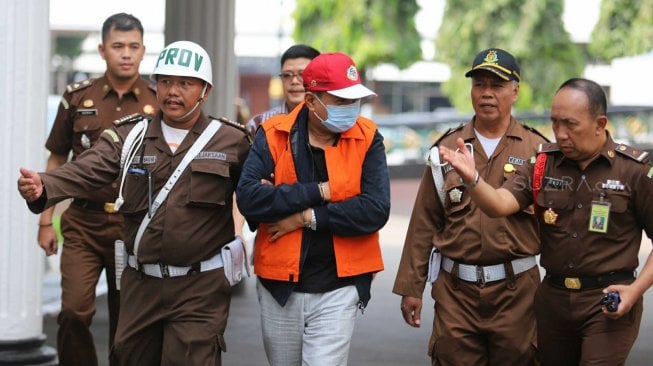 Buronan koruptor Atto Sakmiwata Sampetoding di Gedung Kejaksaan Agung, Jakarta, Kamis (21/11). [Suara.com/Arya Manggala]
