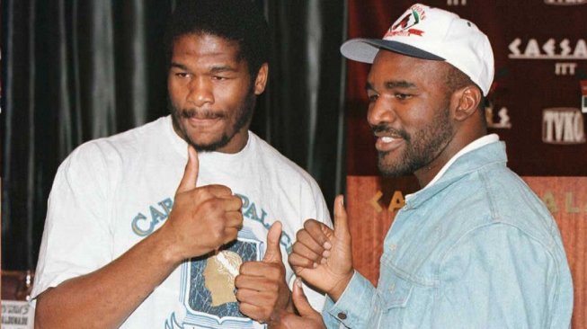 Riddick Bowe (kiri) dan Evander Holyfield berpose jelang pertarungan keduanya dalam konferensi pers di Caesars Palace Hotel, Las Vegas, AS pada 1 November 1995. [AFP/John Gurzinski]