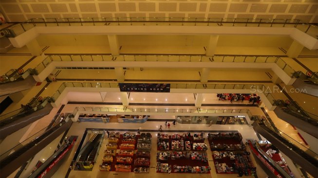 Suasana sepi di Mall Grand Paragon, Jalan Gajah Mada, Jakarta, Kamis (21/11). [Suara.com/Angga Budhiyanto]