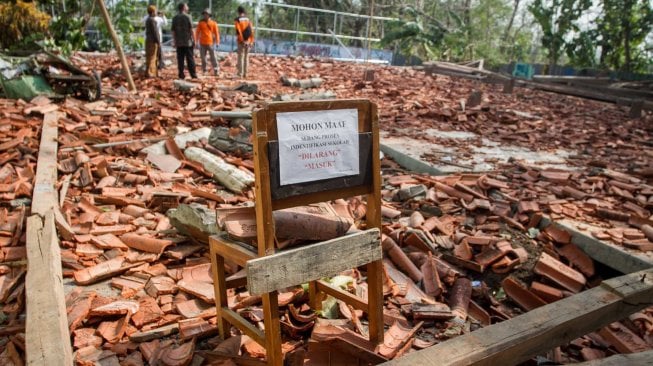 Lokasi sekolah yang ambruk di SMK Negeri I Miri, Sragen, Jawa Tengah, Kamis (21/11).[ANTARA FOTO/Mohammad Ayudha]