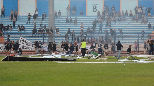 Suporter LA Mania melakukan aksi bakar-bakar dan merusak papan skor setelah eksekusi pinalti Pemain Persela, Alex Dos Santos digagalkan kiper Perseru Badak Lampung FC, Daryono dalam pertandingan Liga 1 2019 di Stadion Surajaya Lamongan, Jawa Timur, Rabu (20/11). [ANTARA FOTO/Syaiful Arif]