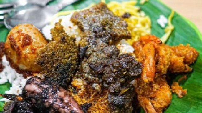 Serupa Nasi Campur, Yuk Cicipi Sajian Lezat di Warung Sego Meduro Suramadu