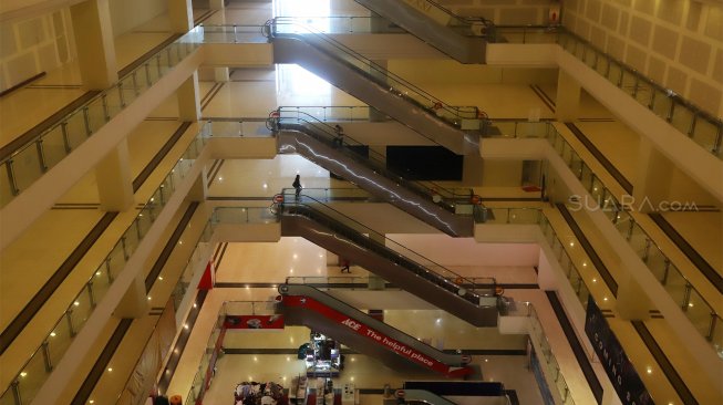 Suasana sepi di Mall Grand Paragon, Jalan Gajah Mada, Jakarta, Kamis (21/11). [Suara.com/Angga Budhiyanto]