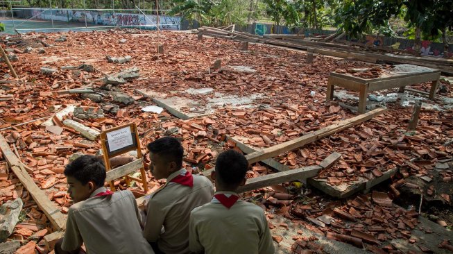 Lokasi sekolah yang ambruk di SMK Negeri I Miri, Sragen, Jawa Tengah, Kamis (21/11).[ANTARA FOTO/Mohammad Ayudha]