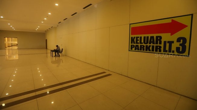 Suasana sepi di Mall Grand Paragon, Jalan Gajah Mada, Jakarta, Kamis (21/11). [Suara.com/Angga Budhiyanto]