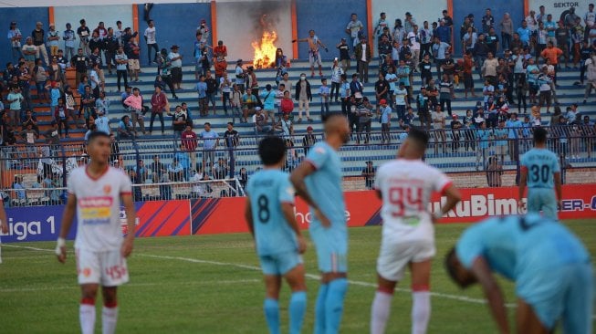 Suporter LA Mania melakukan aksi bakar-bakar dan merusak papan skor setelah eksekusi pinalti Pemain Persela, Alex Dos Santos digagalkan kiper Perseru Badak Lampung FC, Daryono dalam pertandingan Liga 1 2019 di Stadion Surajaya Lamongan, Jawa Timur, Rabu (20/11). [ANTARA FOTO/Syaiful Arif]