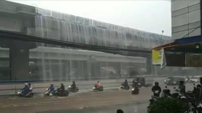 Pengendara Motor Keluhkan Terjangan Air Terjun Tol Becakayu