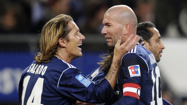 Dua mantan pemain Real Madrid Michel Salgado (kiri) dan Zinedine Zidane ambil bagian dalam acara amal pada tahun 2011 [AFP]