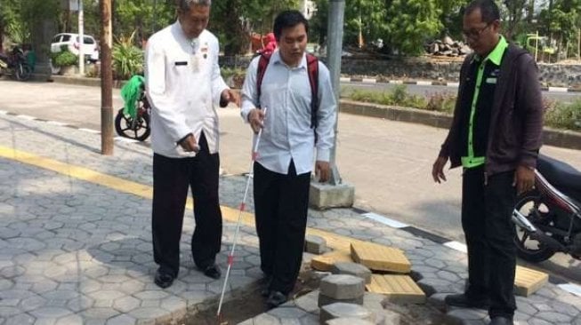 Jalur Tunanetra Zigzag di Jl. Ir. Sutami Solo Dibongkar dan Ditata Ulang