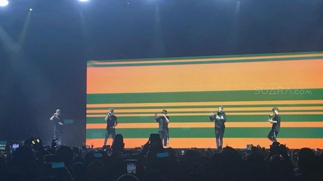 Perdana Konser di Indonesia, Why Don't We Bikin Pecah!