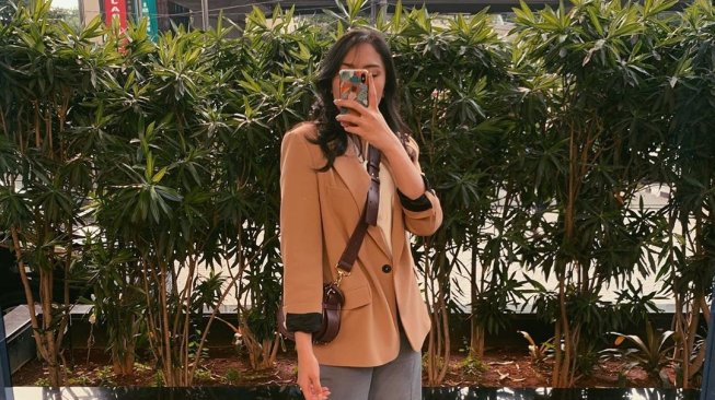 5 Gaya Putri Tanjung Pakai Blazer, Cocok Ditiru Anak Milenial Kantoran