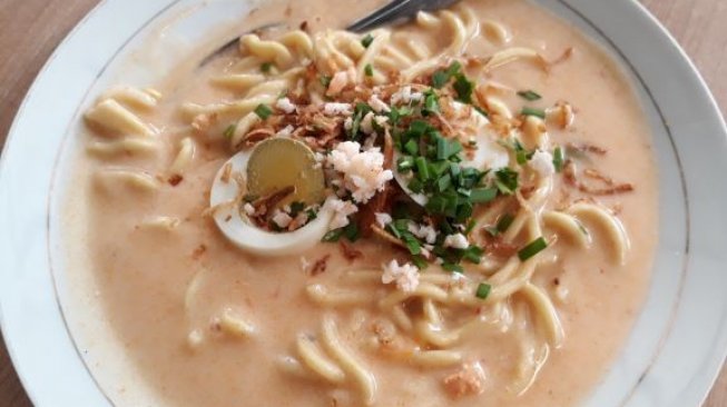 Viral Wanita Santap Mi Ayam Kuah Santan Khas Cirebon, Publik: Carbonara Versi Lokal