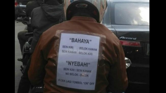 Mak Jleb, Tulisan di Jaket Ini Sindir Keras Pemotor yang Abai Lampu Sein