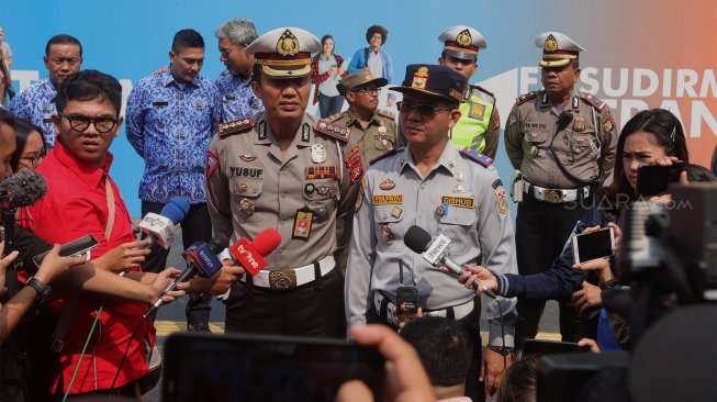 Dirlantas Polda Metro Jaya Kombes Yusuf (kiri) bersama Kepala Dinas Perhubungan (Dishub) DKI Jakarta Syafrin Liputo saat konferensi pers di Simpang FX Sudirman, Jakarta, Jumat (22/11).  [Suara.com/Angga Budhiyanto]