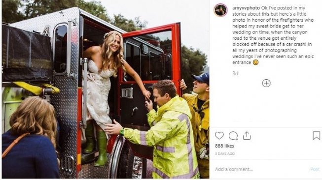 Pengantin wanita naik mobil pemadam kebakaran. (Instagram/@amyvvphoto)