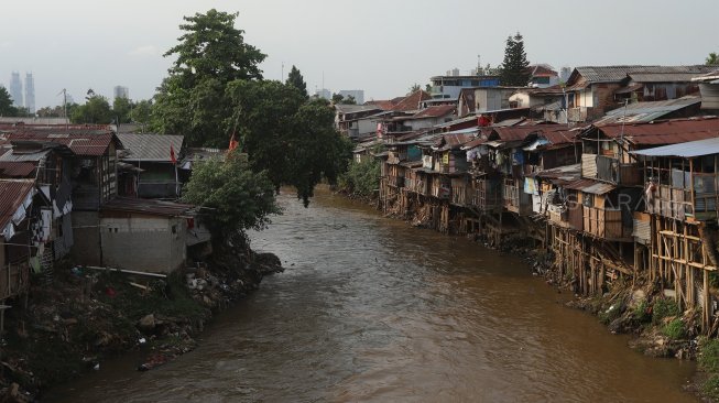 Suasana deretan permukiman kumuh di kawasan Manggarai, Jakarta, Kamis (21/11). [Suara.com/Angga Budhiyanto]