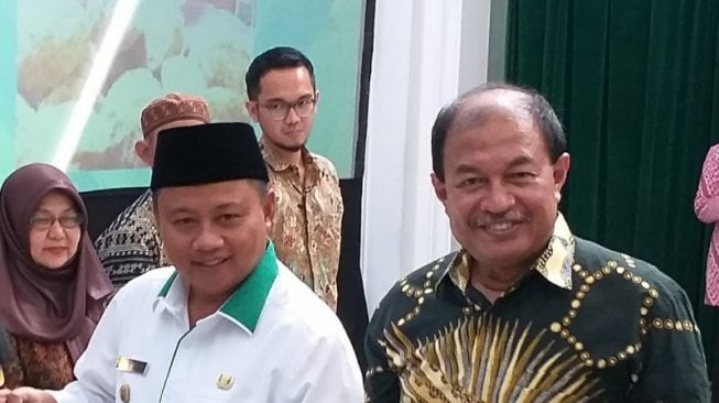 Mohamad Arifin Soendjayana (kanan) memaparkan acara Jabar Otofest 2019 [ANTARA Foto].