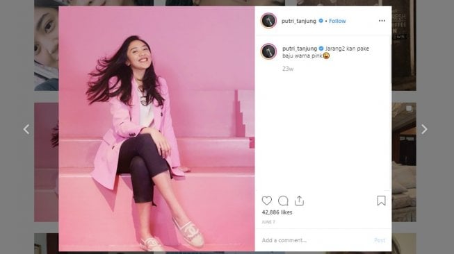 Gaya busana Putri Tanjung pakai blazer. (Instagram/@putritanjung)