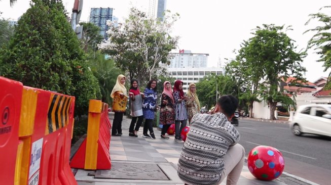 Keindahan Tabebuya jadi rebutan spot ber swa foto di Surabaya. (Suara.com/Ali)