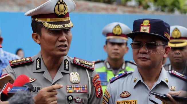 Dirlantas Polda Metro Jaya Kombes Yusuf (kiri) bersama Kepala Dinas Perhubungan (Dishub) DKI Jakarta Syafrin Liputo saat konferensi pers di Simpang FX Sudirman, Jakarta, Jumat (22/11).  [Suara.com/Angga Budhiyanto]