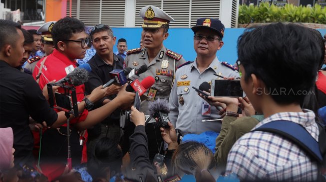 Dirlantas Polda Metro Jaya Kombes Yusuf (kiri) bersama Kepala Dinas Perhubungan (Dishub) DKI Jakarta Syafrin Liputo saat konferensi pers di Simpang FX Sudirman, Jakarta, Jumat (22/11).  [Suara.com/Angga Budhiyanto]