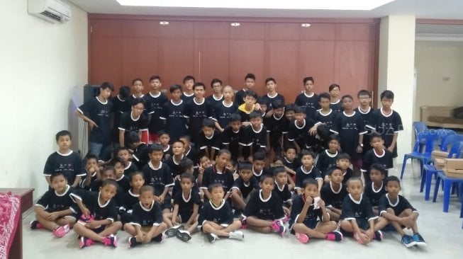 EA Charity Berbagi Ceria di Panti Asuhan Anak-Anak Desa Putera