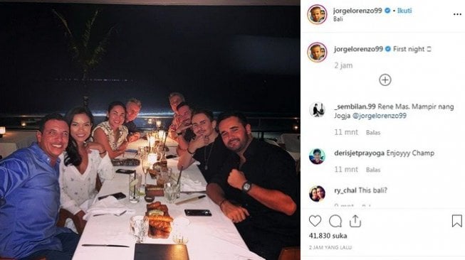 Jorge Lorenzo tengah menikmati makan malam bersama teman-temannya di Bali, Jumat (22/11/2019). [Instagram/jorgelorenzo99]