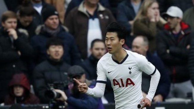 Striker Tottenham Hotspur Son Heung-Min merayakan golnya ke gawang West Ham United setelah membuka kemenangan timnya di London Stadium. Adrian DENNIS / AFP