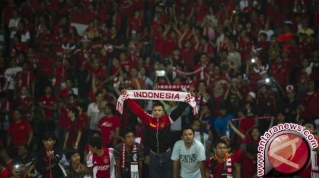 Arsip - Penonton memberi dukungan untuk timnas Indonesia U-19 saat berlaga melawan Korea Selatan dalam laga lanjutan kualifikasi Grup G Piala Asia (AFC) U-19 di Stadion Gelora Bung Karno, Senayan, Jakarta, Sabtu (12/10) malam. (ANTARA FOTO/Ismar Patrizki)