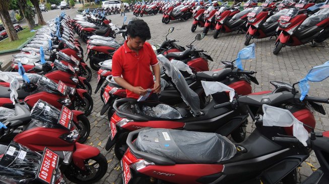 Ratusan motor untuk perangkat desa yang terparkir di Kantor Pemerintahan Kabupaten Klaten, Jawa Tengah, Jumat (22/11). [ANTARA FOTO/Aloysius Jarot Nugroho]