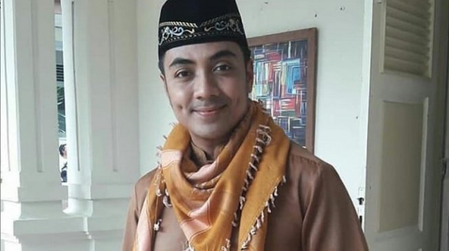 Duduk di Singgasana Mewah, Ustaz Riza Muhammad Nangis Listrik Rumahnya Diancam Putus oleh PLN