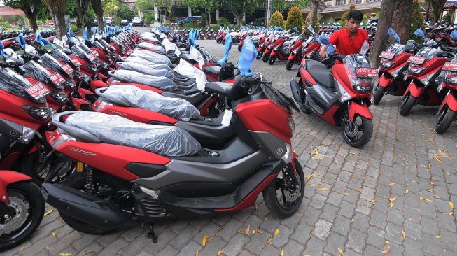 Ratusan motor untuk perangkat desa yang terparkir di Kantor Pemerintahan Kabupaten Klaten, Jawa Tengah, Jumat (22/11). [ANTARA FOTO/Aloysius Jarot Nugroho]